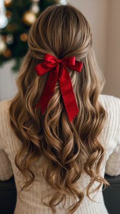 Discover a festive collection of Christmas hairstyles for women - from easy to fun to long holiday looks Find cute medium long short and simple styles for all hair lengths Perfect for adding a touch of holiday glam to your celebrations Simple Christmas Hairstyles, Christmas Hairstyles For Women, Gorgeous Braids, Bow Hairstyle, Bouncy Curls