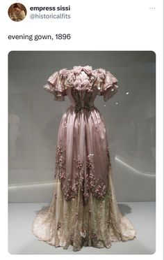 Gaun Abad Pertengahan, Historical Gowns, 1890s Fashion, Edwardian Dress, 19th Century Fashion, Victorian Clothing, Antique Dress, Ladies Gown, Vintage Gowns