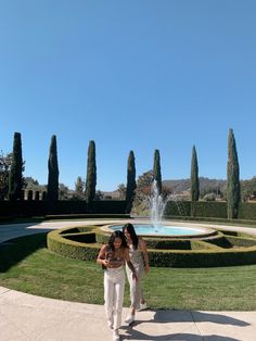 two girls walking forward with fountain, trees, and bushes in background at vineyard Napa Valley Poses, Napa Aesthetic, Wine Tasting Aesthetic, Friend Pose Ideas, Bestie Bucket List, Fun Photo Ideas, Photo Ideas Aesthetic, Vici Collection