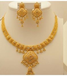 Gold Chain Locket Designs For Women, Gold Necklace Set Simple, Dubai Jewellery, Expensive Jewellery, Jhumka Design, Kerala Jewellery, Indian Gold Necklace Designs, Simple Necklace Designs, Bridal Jewelry Sets Brides