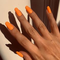 Uñas Kylie Jenner, Celebrity Nails Trends, Nail Aesthetic, Kylie Jenner Nails, Neon Nail Polish, Clear Acrylic Nails, Orange Nail, Nails Yellow, Cow Nails