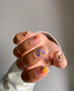 7,145 Likes, 10 Comments - The Blonde Salad (@theblondesalad) on Instagram: “Make it flowery 🌸 #theblondesalad #nailsinspo #manicure #beauty pic by @thehangedit” Minimal Nails Art, Mens Nails, Hippie Nails, Hawaiian Flower, Cute Nail, Her Nails, Flower Nail, Short Nail Designs