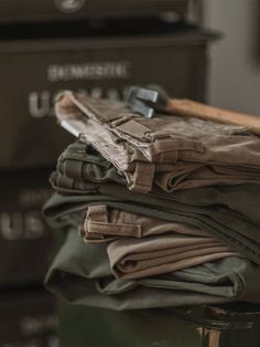 These chinos are perfect for taking on the day and whatever it throws at you. Inspired by Military Pants and casual basics that combines military and nostalgia. Cut from a cotton twill, a loose fit guarantees movement with ease. Button pockets keep all your belongings safe. Khaki Aesthetic, Denim Overalls