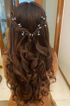 Graduation Hairstyles Wedding Hairstyles, Hair SettingShort Hair Haircuts Bridal Make Up Prom Hair, Fancy DressFuture Wedding, Hair Inspo Curled Hairstyles For Medium Hair, Simple Prom Hair, Quinceanera Hairstyles, Prom Hairstyles For Long Hair, Hairdo For Long Hair, Easy Hairstyles For Long Hair, Curled Hairstyles