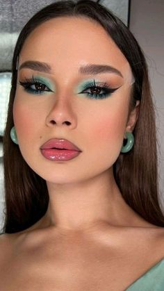 Sparkly Cat Eye Makeup, Brown And Teal Makeup, Gala Dinner Make Up, Simple Formal Makeup Green Eyes, Teal Makeup Looks For Brown Eyes, Trending Make Up Looks, Makeup For Teal Dress, New Year’s Eve Eye Makeup, Green Makeup Brown Eyes