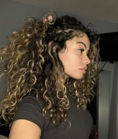 Money Piece Balayage Curly Hair, Curly Hair Color Ideas Balayage Curls, Loose Blonde Curls, Curly Hair Dyed Underneath, Curly Dark Brown Hair With Highlights, Dark Curly Hair With Highlights, Wavy Hair With Highlights, Curly Hair Highlights And Lowlights, Money Piece Curly Hair