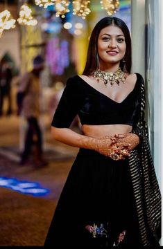 Simple Black Choli Design, Jewellery With Black Lehenga, Black Lehenga Look, Indian Poses, Black Saree Designs, Shaadi Ideas, Front Blouse Designs, Black Blouse Designs, Latest Bridal Lehenga Designs