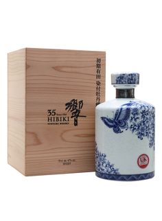 a blue and white vase next to a wooden box on a white background with chinese writing