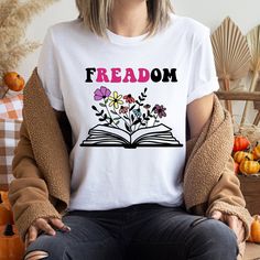 Knowledge Is Power! Our Freadom Shirt Is The Perfect Gift For The Book Lover Or Librarian In Your Life. This Soft And Light Unisex Shirt Is A Great Addition To Any Wardrobe While Showing Your Support For The First Amendment! *******Unisex Sizing******** Poly/Cotton Blend -Pre Shrunk -Unisex Sizing Women Size Down One Size For A More Fitted Look -Tear Away Label Listing Is For White Shirt, But Other Colors Are Available Upon Request. Just Comment On Your Bundle! Book Lovers Shirt, Book Lovers Tshirts, Fun Librarian Outfits, Book Lover Cricut Ideas, Book Tshirts Ideas, Library Tshirt, Library Gifts, Diy Library, Book Puns