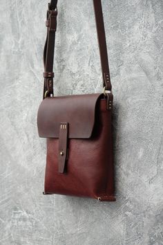 Leather Shoulder Bag With Anti-theft Pocket, Functional Leather Shoulder Bag With Anti-theft Pocket, Leather Shoulder Bag With Anti-theft Pocket For Outdoor, Brown Shoulder Bag With Anti-theft Pocket For Everyday Carry, Leather Bag For Women, Brown Leather Shoulder Bag With Anti-theft Pocket, Bag Minimalist, Leather Making, Leather Wallet Pattern