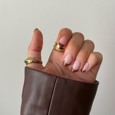 Short Autumn Acrylic Nails, Autumn Nails Inspo Short, Autumn Tipped Nails, Brown Tip Gel Nails, Pretty Nail Ideas Almond, Chocolate Brown French Tip Almond Nails, Chocolate Brown Tip Nails, Fall Nails Inspiration Almond, Neutral Nails Tips