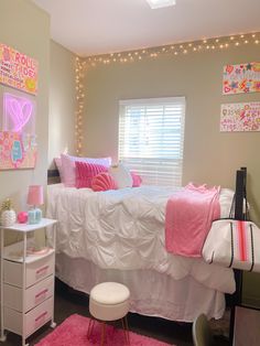 Dorm Futon Ideas, Dorm Room Ideas Cute, Aesthetic College Dorms, Simple Pink Dorm Room Ideas, 2024 Room Ideas, Dorm Room Aesthetic Pink, Soft Pink Dorm Room, Pink Coastal Dorm Room, Pink And White Dorm Room Ideas