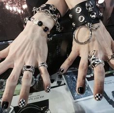 Grunge Jewelry, Estilo Punk, Punk Outfits, Alt Fashion, Alternative Outfits, Edgy Outfits, Grunge Aesthetic, Grunge Outfits, Look Cool