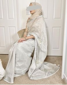 Hijabi Saree Bride, Simple Nikkah Outfit Hijab, Modest Saree Blouse, Nikkah Saree White, Muslim Saree Hijab Fashion, Saree Hijab Style, Hijabi Saree Aesthetic, Sari With Hijab, Hijabi Saree Style