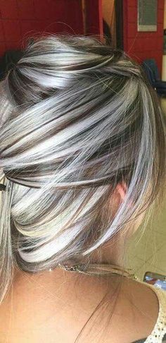 Platinový Blond, Grey Balayage, Cool Blonde Highlights, Grey Hair Color Silver, Blonde Lowlights, Granny Hair, Hair Highlights And Lowlights, Silver Highlights