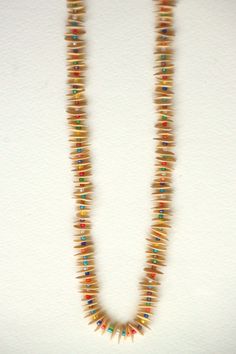 String necklace handmade with melon seeds and multicolored beads. A great gift to remember nice summer days for a joyful and eco conscious look. Seed Jewelry, Melon Seeds, Recycled Necklaces, String Necklace, Witch Diy, String Art, Eco Conscious, Necklace Handmade, Chain Styles