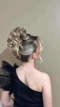 Elegant Updos For Medium Hair, Prom Ponytail Hairstyles, Fancy Updos, Chic Updo, Curls Braids, Hairstyle Videos, Couture Hairstyles, Wedding Hair Up, Bridal Hair Buns