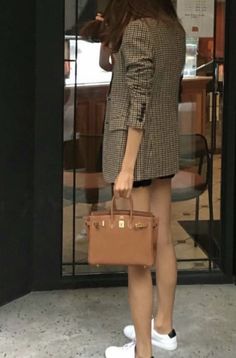 Hermes Birkin Street Style, Birkin 30 Outfit, Birkin Street Style, Hermes Birkin Outfit, Brown Handbag Outfit, Hermes Bag Outfit, Birkin Outfit, Birkin Bag Outfit, Hermes Bags Birkin