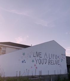 a mural on the side of a building that says live a life you'd believe