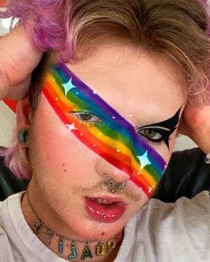 📌Clique no link da bio pra saber mais sobre maquiagem Lgbtq Face Paint, Half And Half Makeup Looks, Pansexual Pride Makeup, Pride Face Paint Ideas, Rainbow Face Makeup, Pride Flag Makeup, Easy Pride Makeup, Pansexual Makeup, Pride Face Paint