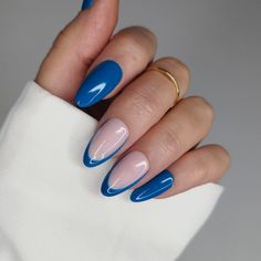 Vernis à presser bleu sarcelle sur les ongles La forme et la longueur sur la photo sont Courtes Moyennes Amande Consultez notre boutique pour voir nos offres exclusives ! Qualité Tous les ongles sont préparés par un technicien qualifié et sont livrés avec des instructions et un kit de préparation comprenant : 1 x adhésif 1 x lime à ongles 2 lingettes imbibées d'alcool 1 x bâtonnet à cuticules Formes et longueurs Montré dans les photos ci-dessus Dimensionnement Toutes les options de dimensionneme Acrylic Nails Blue Design, Medium Blue Nails, Nails Blue French Tip, Press On Nails Blue, Nail Art Bleu, Blue Stiletto Nails, Sapphire Nails