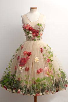 Basically in love with this dress would love to wear this to my school reunion  But too expensive for my pocket Chotronette Dresses, Champagne Homecoming Dresses, Knee Length Cocktail Dress, Stil Boho, Garden Party Dress, فستان سهرة, Grace Kelly