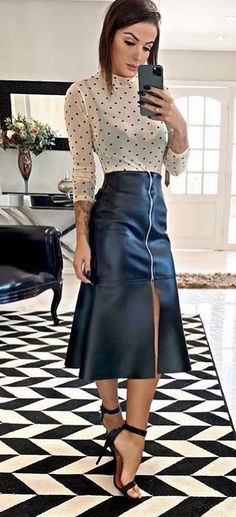 Linen Style Fashion, Envy Clothing, Skirts Outfits, Leather Skirt Outfit, Look Office, Paris Chic, Leather Skirts, Moda Chic, Woman Suit Fashion