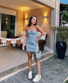 Denim Dress Style, Europe Summer Outfits, Trendy Outfits Inspiration, Outfit Primavera, Denim Dresses, Looks Party, Photography Poses Women, Inspiration Style, Cute Casual Outfits