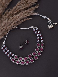 Schmücken Sie sich mit unserem Purple Majesty Choker Set in königlichem Glanz. Dieses exquisite Ensemble aus glänzendem Messing und mit bezaubernden Amethyststeinen verziert strahlt Eleganz aus. Der tiefviolette Farbton mit glänzendem Rhodium verzaubert, während der verstellbare Kordelzugverschluss für eine perfekte Passform sorgt. Enthüllen Sie den Charme der Königsfamilie mit diesem Set, das eine majestätische Halskette und passende Ohrringe enthält, die alle in einer luxuriösen Box verpackt sind und darauf warten, Sie mit ihrer Pracht zu schmücken.


 Oberfläche: Rhodium

 Material: Messing, Amethyst

 Farbe: Lila

 Größe: Einheitsgröße, verstellbar

 Verschlussart: Kordelzug

 Lieferumfang: 1 Halskette, 1 Paar Ohrringe Amethyst Stones, Choker Set, Amethyst Color, Purple Hues, Amethyst Stone, Deep Purple, Royalty, Amethyst, Perfect Fit