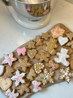 Christmas Baking Cookies Aesthetic, Cute Christmas Cookies Aesthetic, Holiday Cookies Aesthetic, Baking Aesthetic Christmas, Baking Christmas Cookies Aesthetic, Christmas Baking Aesthetic, Pink Christmas Cookies, Aesthetic Christmas Cookies