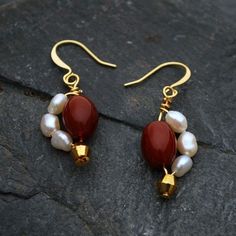 Homemade Earrings Ideas How To Make, Maroon Earrings, Hot Earrings, Red Bead Earrings, Anting Manik, Beaded Earring, Wrap Earrings, Earrings Inspiration, Gold Pearl Earrings