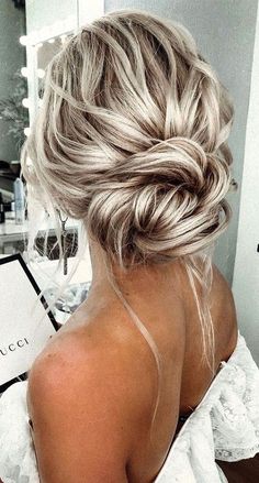 Bun Wedding Hair, Updo Messy, Low Bun Wedding Hair, Textured Updo, Hairstyle Simple, Bun Wedding, Updo Bridal, Cute Prom Hairstyles, Hairstyle Updo