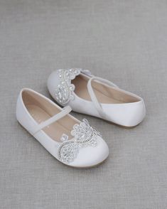 "Classic satin ballet flats with added oversized romantic lace embellished applique and create a vintage look. Great for comfort and perfect for flower girls or stylish princess. *If your sizes are not available, please message us and we will be glad to help with your sizing* DETAILS: COLORS AVAILABLE: White, Ivory, Champagne UPPER: Synthetic upper and lining MATERIALS: Mandmade outsole ORIGIN: Imported STYLE NAME: FREEMAN Not sure of which size to purchase? Shoes measurements are as follow: (Pl Elegant Closed Toe Shoes For First Communion, Elegant Closed Toe Wedding Shoes For First Communion, Rhinestone Round Toe Wedding Shoes, Embellished Round Toe Wedding Shoes, Communion Shoes, Birthday Shoes, Satin Ballet Flats, Rhinestone Appliques, Romantic Lace