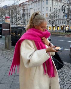 Pink Scarf Outfit, Vanilla Outfit, Clean Girl Outfit, Zara Fall, Ny Outfits, Fur Coat Fashion, Parisienne Chic, Outfit Zara, Scarf Outfit