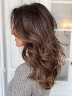 Level 6 Balayage Brunettes, Dark Brown Roots Balayage, Hair Inspo Color Balayage, Lighter Brown Balayage, Fall Brunette Balayage, Dimensional Light Brunette, Dark Roots Light Ends Brunettes, Soft Balayage On Dark Hair, Beige Brunette Balayage