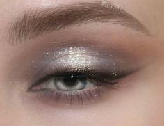 Grey Aesthetic Makeup, Makeup To Wear With Silver Dress, Silver Makeup For Blue Eyes, Silver And Gold Eye Makeup, Grey Glitter Makeup, Silver Eyes Aesthetic, Silver Prom Makeup Looks, Glam Makeup Silver, Silver And Black Makeup Looks