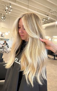 Warm Rooted Blonde, Bright Lived In Blonde, Blonde Inspo Hair, Partial Blonde, Scandi Hair, Lived In Bright Blonde, October Hair, Lived In Blonde, Lived In Color