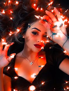 foto feita com pisca pisca de natal Led Photoshoot Ideas, Christmas Self Portrait Ideas, Led Light Photoshoot Ideas, Christmas Selfie Ideas, Led Light Photoshoot, Christmas Portrait Ideas, Christmas Shoot Ideas, Christmas Lights Photography, Christmas Lights Photoshoot