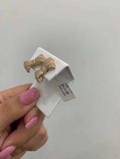 Bow earrings in 14k gold, real gold, it has white cubic zirconias that make the piece shine, it has an easy to use but very resistant clasp with perfect push, very detailed piece made in italy, you can wear it daily or on occasions specials like an elegant dinner, perfect measure, if you have any questions you can send a message, item sold by piece, weight undetermined. Gold Baguette Diamond Earrings For Anniversary, Luxury Huggie Earrings With Pave Setting In Cubic Zirconia, Elegant Gold Diamond Earrings With Baguettes, Elegant Gold Diamond Earrings With Baguette Diamonds, Anniversary Gold Baguette Diamond Earrings, Formal Gold Earrings With Baguette Diamonds, Gold Diamond Earrings With Accents For Everyday Luxury, Luxury Yellow Gold Cubic Zirconia Diamond Earrings, Luxury Gold Plated Huggie Earrings For Formal Occasions