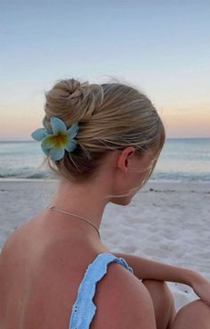 hair clips, summer, floral, flower, flowers, colorful, fun, tote bag, accessories, claw clip, hairstyles, summer, beach Hairstyles With Hawaiian Flower, Beach Blonde Hair, Easy Beach Hairstyles, Dunner Wordend Haar, Beachy Hair, Vacation Hairstyles, Beach Blonde, Clip Hairstyles, Flowers Summer