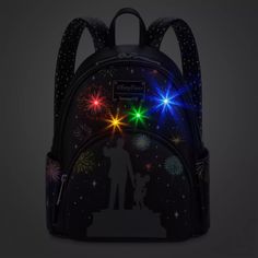 Lleve siempre consigo la emoción y el entusiasmo del Disney100 Platinum Celebration Finale con esta mini mochila de cuero simulado de Loungefly. Con una silueta aplicada de la icónica estatua "Partners" de Walt Disney y Mickey Mouse en el frente en medio de una pantalla colorida con fuegos artificiales estallando por todas partes. Los detalles que brillan en la oscuridad y las luces lo hacen aún más mágico. Magia en los detalles Creado especialmente para Walt Disney World Resort y Disneyland Res Walt Disney And Mickey Mouse, Walt Disney And Mickey, Loungefly Mini Backpack, Mini Mochila, Disney Artwork, Disney Addict, Disney Shop, 100th Anniversary