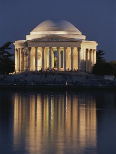 the jefferson memorial is lit up at night