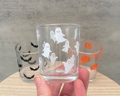 Halloween shot glass, shot glasses for halloween, ghost shot glass, gifts for halloween lovers Painting Shot Glasses Ideas, Halloween Shot Glasses Diy, Shot Glass Crafts, Painting Shot Glasses, Shot Glass Painting Ideas, Diy Shot Glasses, Shot Glass Ideas, Cups Cricut, Glass Cups With Vinyl