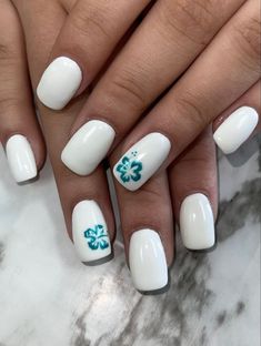 Beach Flower Nail Designs, Gel Nails With Flower Designs, Beach Themes Nails, White Gel Nails With Flowers, Hawaii Inspired Nails Short, Short Nails For Hawaii Vacation, Short Nails Tropical, Cute Nails Beach