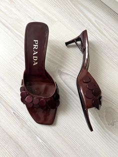 Beautiful pair of vintage PRADA kitten heel mules from the spring/summer 2000 collection. Color is burgundy/dark red, patent leather with metal charms. Size: IT 37.5 - fits true to size Very comfortable to wear Heel is 5.5 cm In good condition. The heel has some marks.  Comes without box and without dustbag Kitten Heels Closed Toe, Vintage Designer Shoes, Vintage Heels Aesthetic, Vintage Designer Heels, Kitten Heels Aesthetic, Mui Mui Shoes, 2000s Heels, Kitten Sandals, Wedding Guest Heels