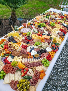 Wedding Reception Menu Ideas, Reception Menu Ideas, Menu Ideas Wedding, Wedding Table Snacks, Wedding Appetizer Ideas, Best Wedding Food, Charcuterie Board Wedding, Cocktail Hour Food