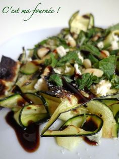 Indimenticabile insalata di zucchine grigliate ... Zucchini Salad, Grilled Zucchini, Batch Cooking, Raw Food Recipes, Veggie Recipes, Healthy Lunch, Fresh Food, Food Inspiration, Health Food