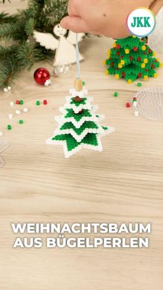 Gestalte mit deinen Kindern eure eigenen kleinen Bügelperlen-Weihnachtsbäume zum Hängen oder Stellen 🎄 🎄 Die Schritt-für-Schritt-Anleitung findest du in unserer Bastelecke. Melt Beads Christmas Ornaments, Peeler Bead Ideas Christmas, Christmas Ornament Diy Kids, Christmas Perler Bead Ideas, Perler Bead Patterns Christmas, Perler Bead Christmas Ornaments, Christmas Hama Beads, Perler Bead Ornaments Pattern, Perler Beads Christmas