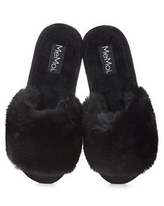 Me Moi MZP07111 Bette Black Plush Slipper Our Bette Plush Slippers combine vintage Hollywood glamour with high quality comfort for a pair of slippers you'll always want to wear. This solid open toe pair has a memory foam insole and is covered in plush faux fur, with a thick, single band design for sophistication in simplicity. makes a great gift! PRODUCT DETAILS: Fashion house slippers Closed toe design with thick band design and memory foam insole Covered in luxurious, plush faux fur Fiber Cont Sf Style, Pleaser Heels, Vintage Hollywood Glamour, Plush Slippers, Open Toe Slippers, Soft Slippers, Fashion Slippers, Toes Designs, Band Design