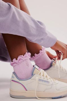 Ruffle Socks Outfit, Socks Outfit Sneakers, Ankle Socks Outfit, Cute Socks Outfit, Pilates Photoshoot, Socks With Sneakers, Rush Outfits, Ruffle Socks, Pilates Socks